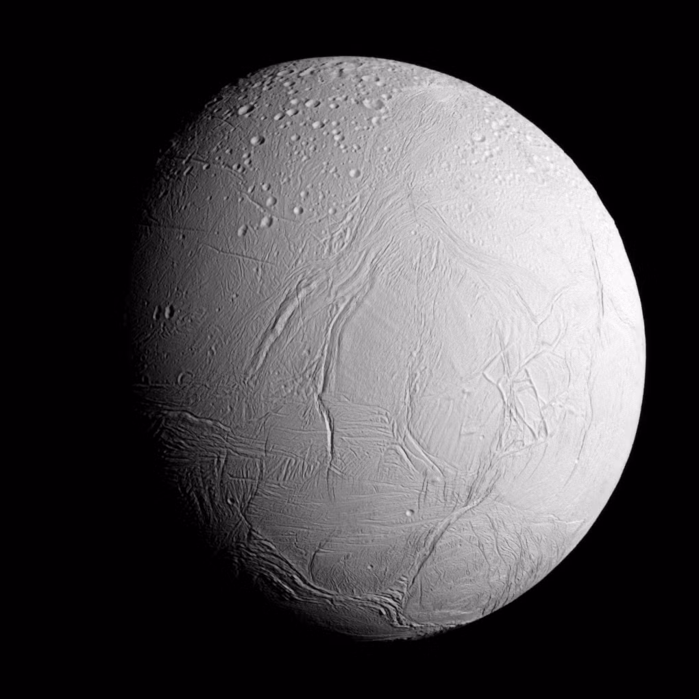 Enceladus, vệ tinh thứ 6 của Sao Thổ, mang lại cơ hội nghiên cứu thành phần của đại dương ngầm dưới bề mặt băng giá.