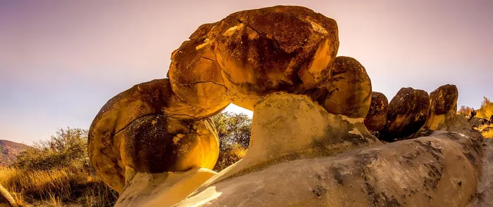 Các Trovant ở Costesti có khả năng mọc lên và phình to sau mỗi trận mưa, có kích thước từ 6 đến 10 mét.