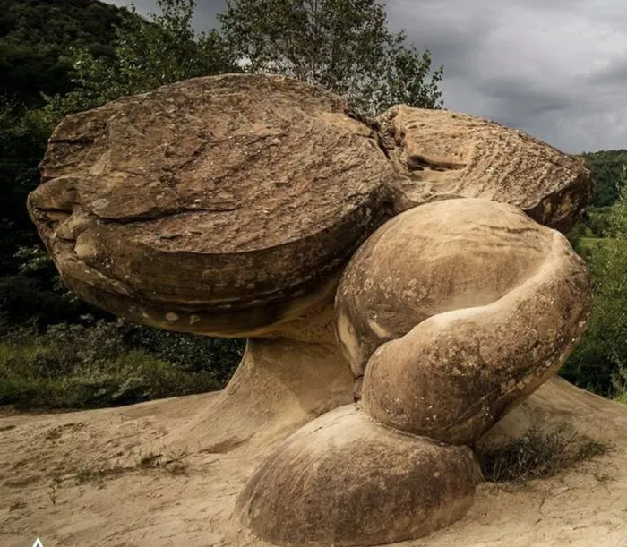 Trovant được hình thành từ một loại cát xuất hiện hàng triệu năm trước, và hiện tượng phình to của chúng được giải thích là do áp lực từ khoáng chất cao dưới lớp vỏ của đá khi bị ướt.