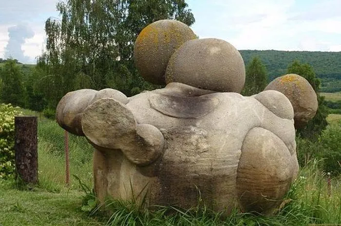 Trovant, hay còn được gọi là "đá sống", là những khối đá có thành phần đa dạng, được tìm thấy ở thị trấn Costesti, Romania.