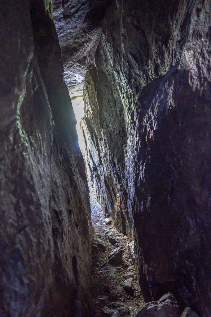 Hang động này từng được sử dụng trong nghi lễ ma thuật và chữa bệnh, và những người thực hiện nghi lễ thường phát âm các âm thanh ở tần số này để tạo ra hiệu ứng cộng hưởng.