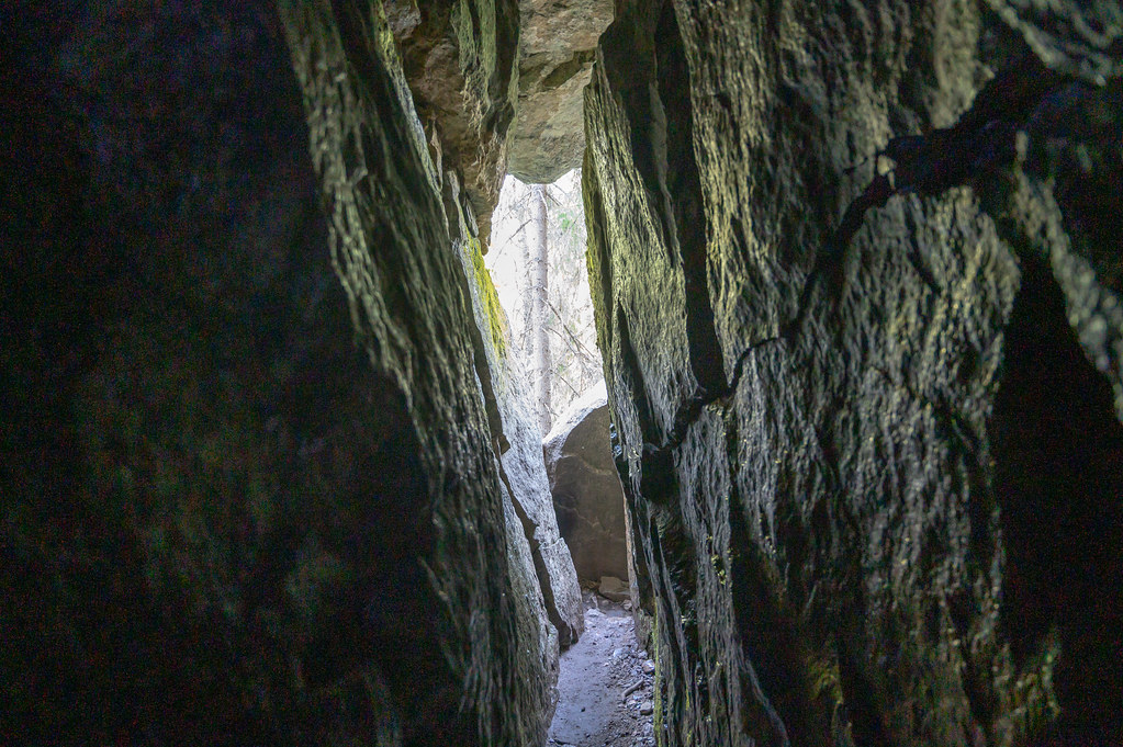 Các chuyên gia cho rằng hiện tượng cộng hưởng độc đáo trong hang động, tạo ra âm thanh ở tần số tự nhiên của nó là 231 Hz, có thể giải thích niềm tin về sự kết nối với thế giới linh hồn.