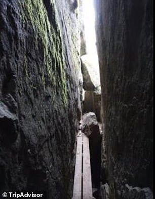 Câu chuyện dân gian kể về việc sử dụng hang động này cho các nghi lễ ma thuật, nơi mà người ta tìm kiếm sự giao tiếp với quỷ dữ và thực hiện các phương pháp chữa bệnh.