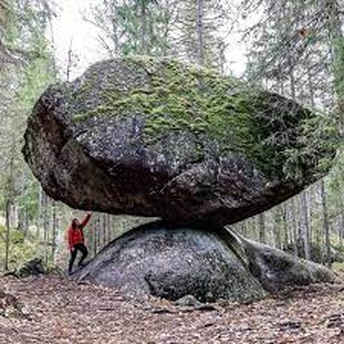 Hiện tại, tảng đá Kummakivi là điểm du lịch nổi tiếng, và nhiều người đã thử sức cố đẩy tảng đá phía trên, nhưng đến nay vẫn chưa có ai thành công.