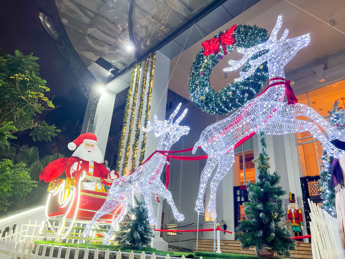 Ông già Noel cưỡi tuần lộc được trang trí kết hợp với nhiều đèn nháy đẹp mắt tại một khách sạn trên đường Hùng Vương.