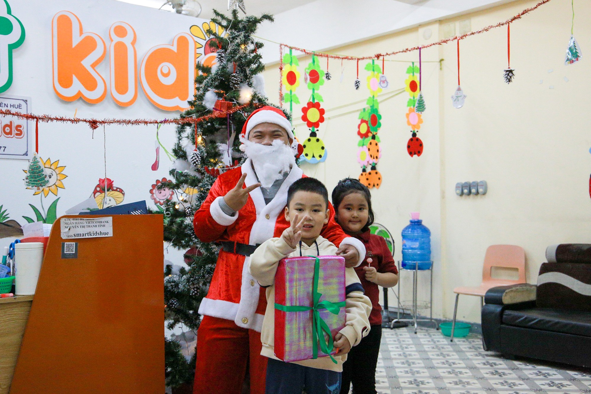 Giáng sinh là dịp để lưu giữ những khoảnh khắc đáng nhớ bên gia đình, bạn bè trước thềm đón năm mới 2024. (Ảnh: Hoàng Hải).