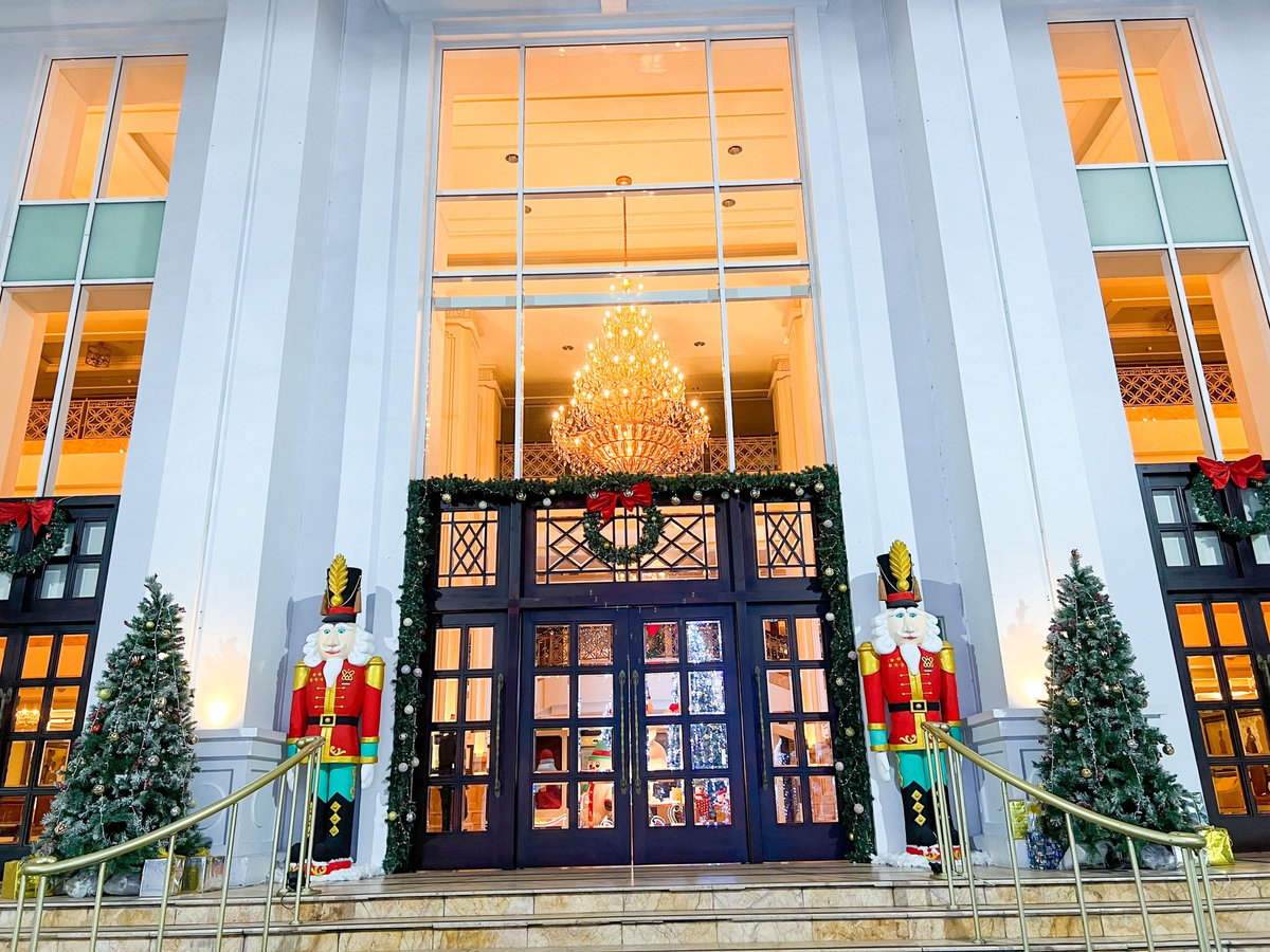 Sắp đến ngày lễ, nhiều nơi tại TP Huế đã chuẩn bị, trang hoàng rực rỡ.