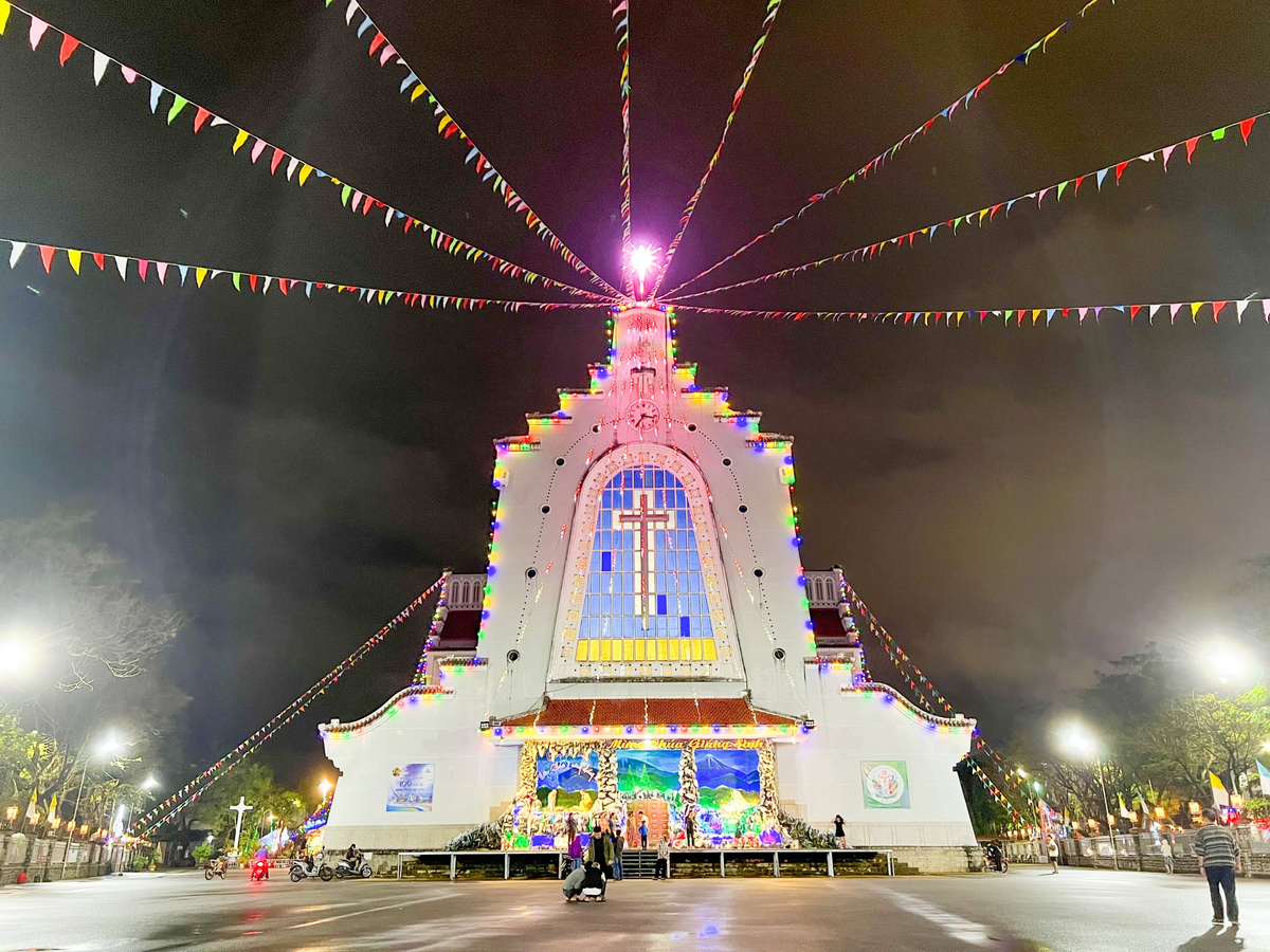 Nhà thờ Dòng Chúa Cứu Thế tại đường Nguyễn Huệ tràn ngập sắc màu.