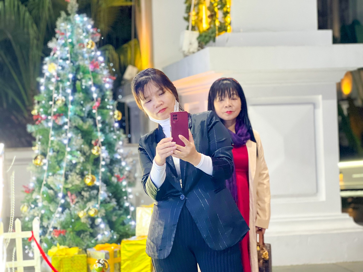 Du khách chụp ảnh kỷ niệm trong không khí lễ hội rộn ràng.