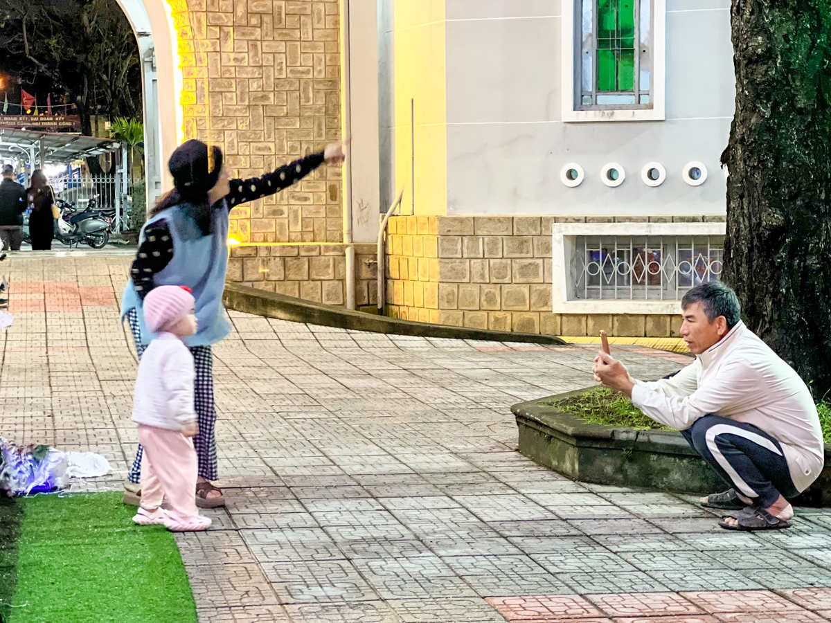 Mặc dù thời tiết tại Huế những ngày qua có mưa kèm theo lạnh, tuy nhiên nhiều người dân vẫn tranh thủ lúc tạnh ráo để tham quan...