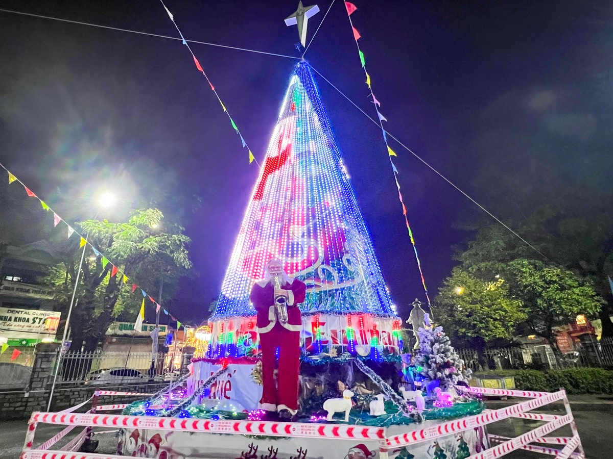 Ông già Noel được đặt trang trọng trong sân nhà thờ kết hợp đèn nháy vô cùng bắt mắt...