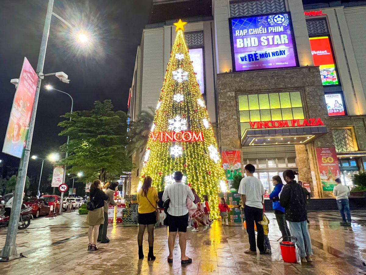 Khu vực ngã 6 trước siêu thị Vincom thu hút đông đảo người dân địa phương và du khách tham quan, chụp ảnh.