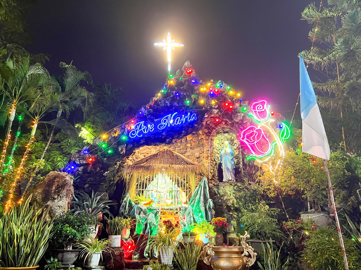 Trong khuôn viên nhà thờ, tiểu cảnh hang đá đã hoàn thiện từ sớm.