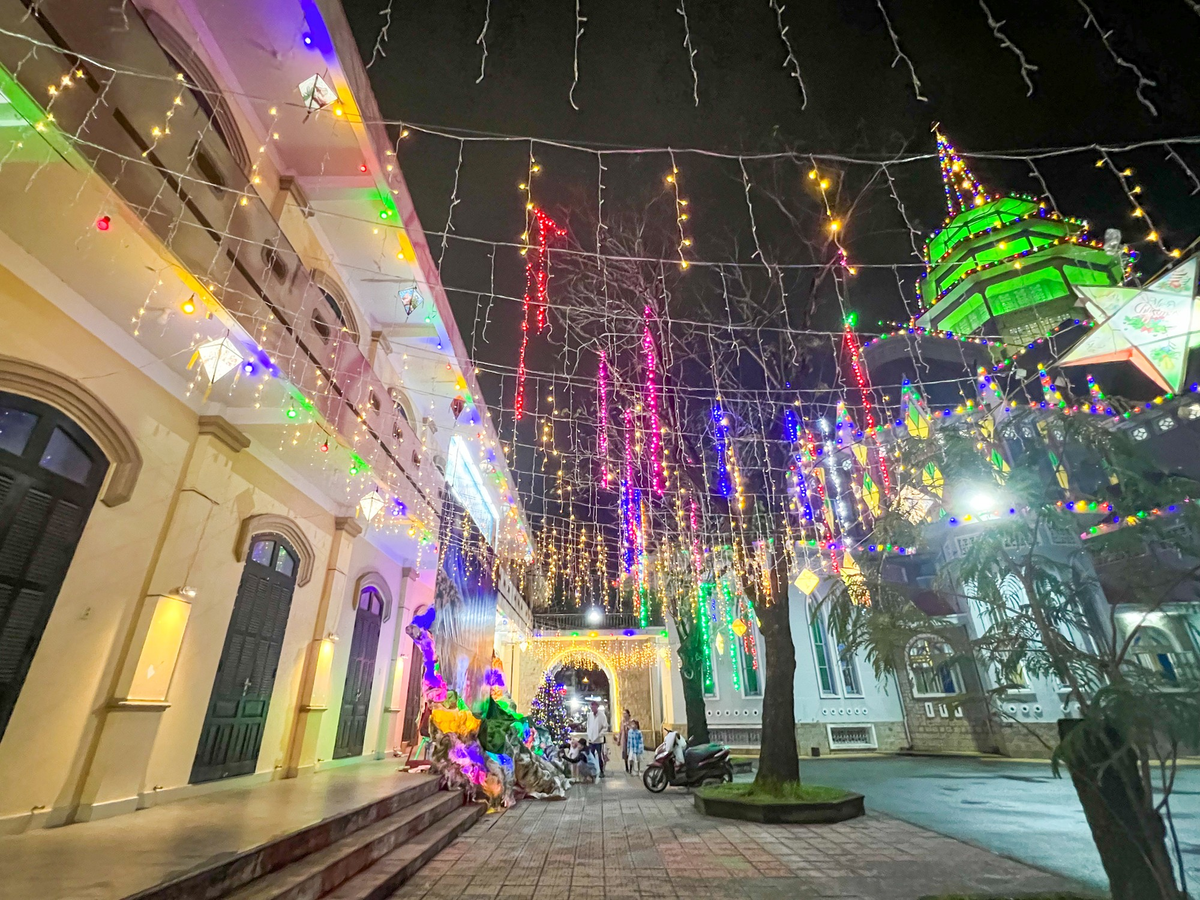 Các tuyến đường ở TP Huế như Hùng Vương, Nguyễn Huệ, Phan Đình Phùng, Phan Chu Trinh,... đã tràn ngập không khí Giáng sinh từ rất sớm