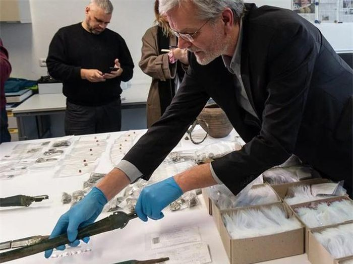 Các nhà khảo cổ Đức tiến hành thu thập kho báu cổ này sau khi nạo vét đất để cải tạo mương nước và cày xới ruộng.