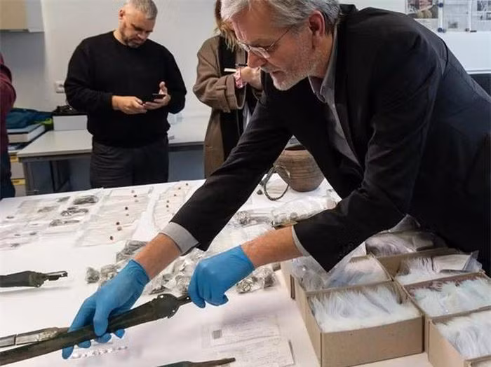 Các nhà khảo cổ Đức tiến hành thu thập kho báu cổ này sau khi nạo vét đất để cải tạo mương nước và cày xới ruộng.