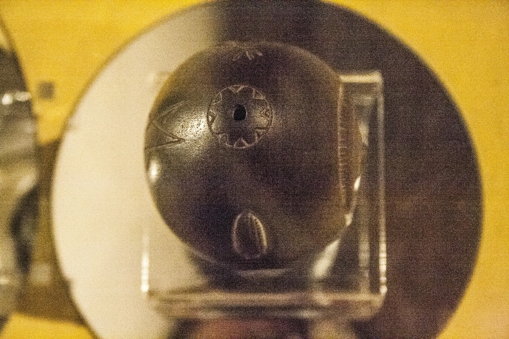 Hòn đá bí ẩn có chiều dài khoảng 10,2 cm, nặng 510,3g, với lỗ khoan ở hai đầu.