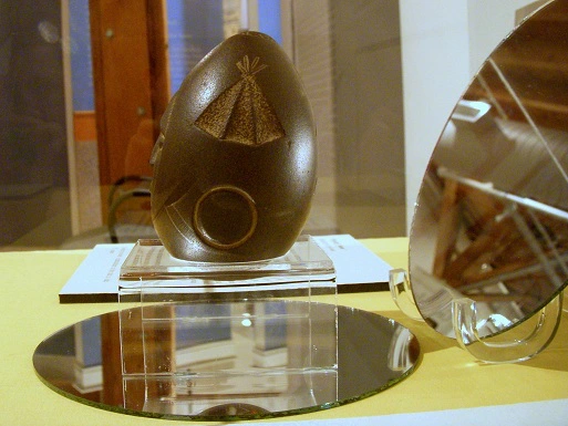 Trên bề mặt, hòn đá có nhiều hoa văn kỳ lạ như thiên văn, mặt người, mũi tên ngược, mặt trăng, xoắn ốc, một cái lều, và hình bắp ngô.