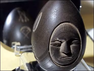 Các giả thuyết về nguồn gốc của hòn đá bao gồm một vật kỷ niệm giữa hai bộ lạc thổ dân da đỏ, công cụ của người Celtic hoặc người Inuit, lôi thạch, và thậm chí một mật mã của người ngoài hành tinh.