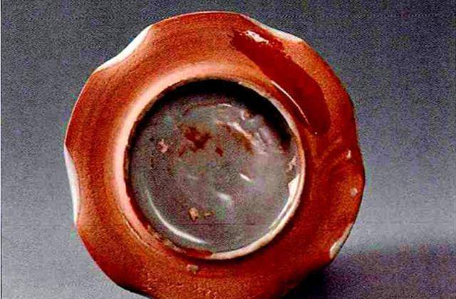 Các chuyên gia tặng cho người nông dân và người dân địa phương 3 tem phiếu để mua thực phẩm như là sự khen thưởng cho việc giao nộp di vật.