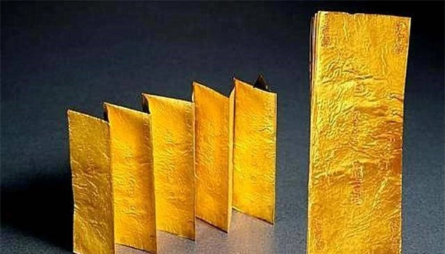 Các di vật bao gồm vàng, đồ sứ, và các vật phẩm hàng ngày, cho thấy chủ nhân có thể là học giả hoặc phụ nữ.