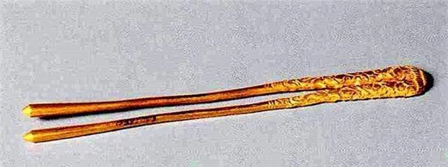 Vào năm 1972, một người nông dân tên Lưu ở Hồ Châu, tỉnh Chiết Giang (Trung Quốc), tìm thấy đôi đũa vàng trong một gò đất. Sau đó con trai ông cầm đôi đũa vàng này đi đổi kẹo. Sự việc đến tai dân làng và dẫn đến một cuộc khai quật lớn.