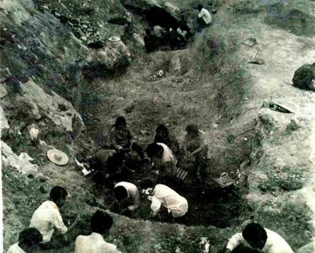 Trong quá trình khai quật, một ngôi mộ cổ từ thời nhà Tống được phát hiện, với nhiều di vật bằng vàng và bạc.