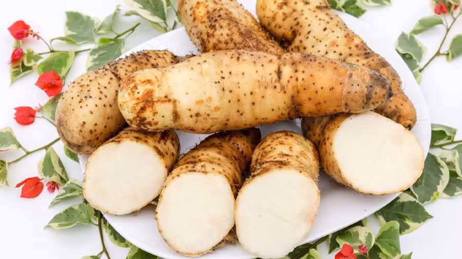 Củ từ chứa nhiều chất xơ và vitamin, giúp ổn định hệ tiêu hóa và ngăn chặn các vấn đề như đầy hơi, trướng bụng.