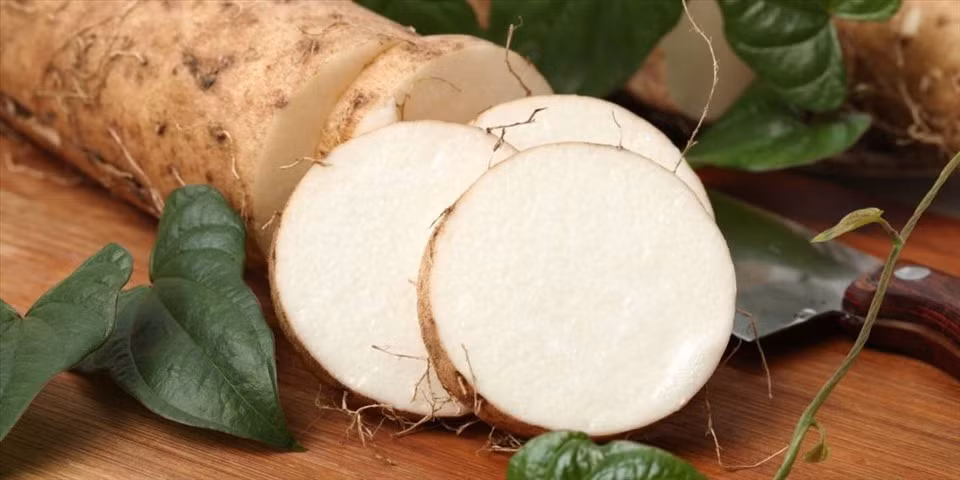 Củ từ chứa nhiều vitamin C, vitamin A và beta carotene, giúp ngăn chặn sự hình thành và phát triển các tế bào gây ung thư.
