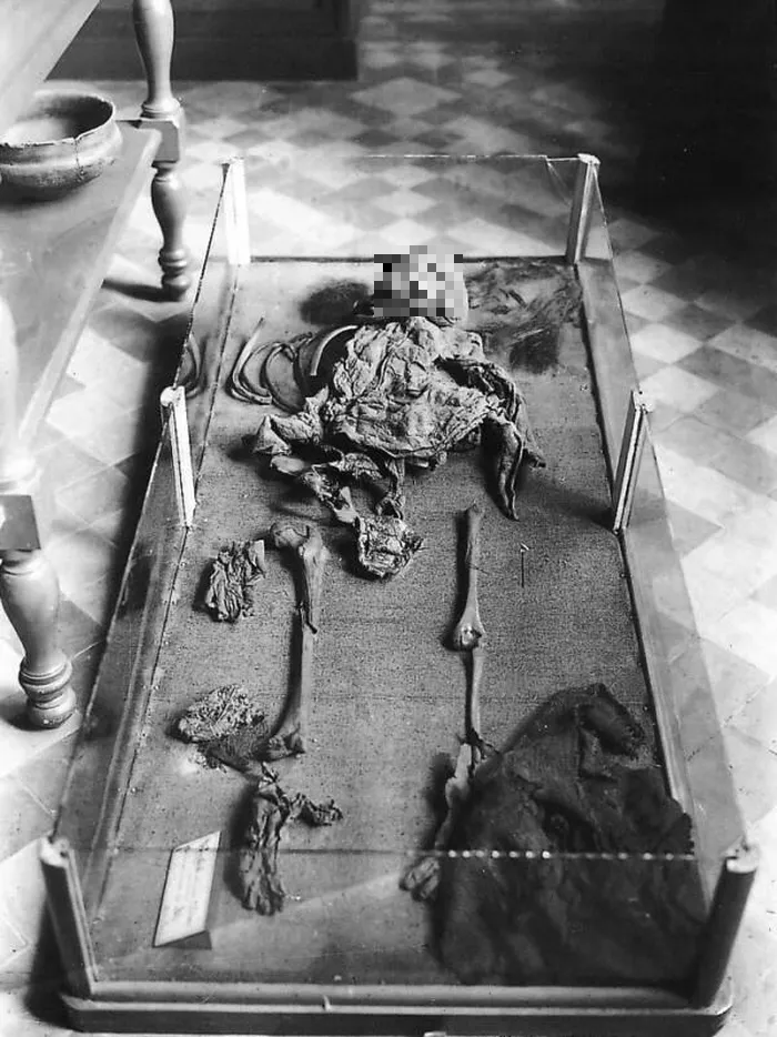 Khi xác ướp được phát hiện, cô gái có sợi dây thắt nút quấn quanh cổ và vết đâm gần xương đòn, cho thấy có thể cô đã bị giết hại.