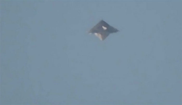 Ngoài ra, vào năm 2015, một sự kiện tương tự cũng xảy ra khi một vật thể bay hình kim tự tháp xuất hiện trên bầu trời São Paulo, Brazil, được ghi lại bằng máy ảnh với độ phóng đại cao, tạo ra nhiều sự chú ý trên truyền thông quốc tế và trong cộng đồng nghiên cứu UFO.