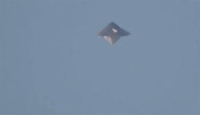 Ngoài ra, vào năm 2015, một sự kiện tương tự cũng xảy ra khi một vật thể bay hình kim tự tháp xuất hiện trên bầu trời São Paulo, Brazil, được ghi lại bằng máy ảnh với độ phóng đại cao, tạo ra nhiều sự chú ý trên truyền thông quốc tế và trong cộng đồng nghiên cứu UFO.