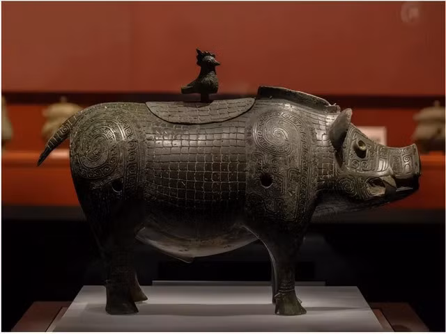 Con trai ông Chu mang tượng đồng này đến cho chính quyền địa phương để kiểm tra, và các chuyên gia xác nhận đây là con lợn đồng thuộc triều đại nhà Thương, Trung Quốc, mang giá trị nghiên cứu lớn.