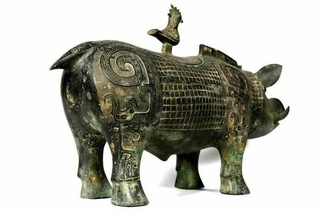 Ông Chu ban đầu không chú ý, nhưng khi đào sâu hơn, họ phát hiện ra một tượng đồng hình con lợn.