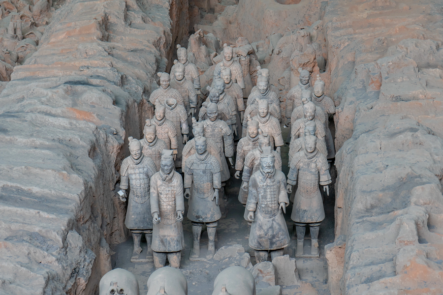  Tần Thủy Hoàng, Hoàng đế đầu tiên của lịch sử phong kiến Trung Quốc, lăng tẩm của ông là đối tượng rất đáng giá để nghiên cứu. Tuy nhiên, tiến độ nghiên cứu và khai quật lăng mộ này rất chậm.