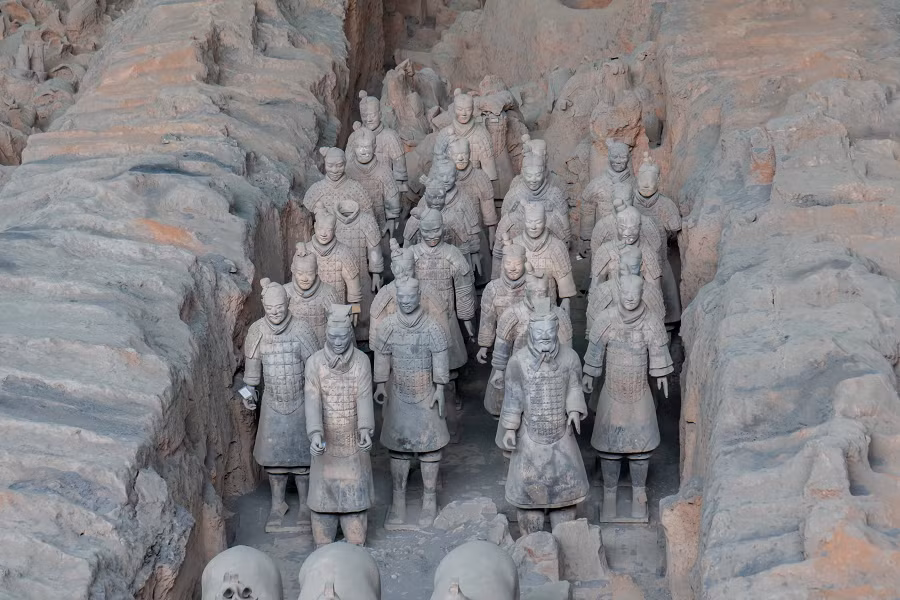  Tần Thủy Hoàng, Hoàng đế đầu tiên của lịch sử phong kiến Trung Quốc, lăng tẩm của ông là đối tượng rất đáng giá để nghiên cứu. Tuy nhiên, tiến độ nghiên cứu và khai quật lăng mộ này rất chậm.