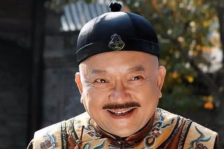 Hòa Thân không chỉ giữ những chức vụ quan trọng mà còn có khả năng quản lý tài chính xuất sắc, tăng cường lượng hàng trong kho dự trữ và tích lũy tài sản. Tuy nhiên, ông cũng sử dụng vị trí của mình để đạt lợi ích cá nhân, tham gia vào thương mại và thiết lập các đảng phái vì lợi ích cá nhân.