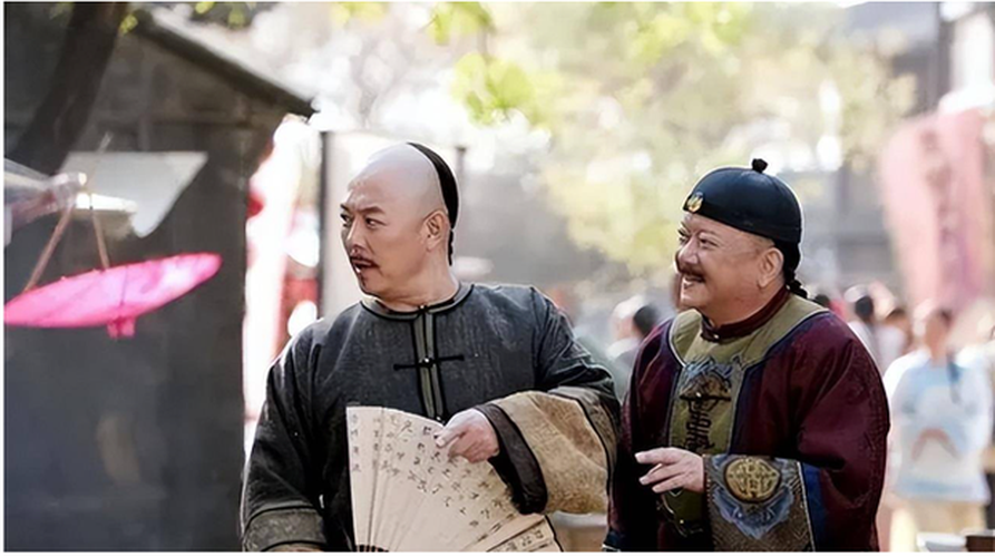 Hòa Thân từng đạt được địa vị quan trọng và giàu có trong triều đình nhà Thanh, trở thành một viên quan tham nhũng do được Càn Long trọng dụng.