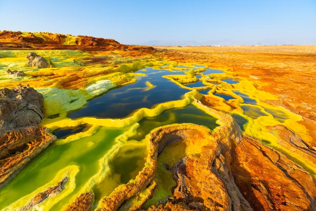 8. Dallol, Ethiopia. Dallol là một ví dụ địa chất kỳ thú về thành tạo muối, suối axit và khí đốt phun trào. Khu vực thủy nhiệt tuyệt vời được cho là nóng nhất thế giới, với mức nhiệt độ trung bình trong mùa hè lên tới 114 độ C.