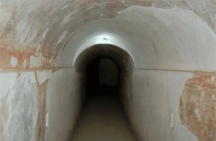 Ví dụ, Hoàng đế Đạo Quang của triều đại nhà Thanh đã phải đập bỏ lăng mộ ở Đông Lăng vì gặp phải "đá mẹ". Điều này khiến ông phải chuyển sang xây dựng ở Tây Lăng.