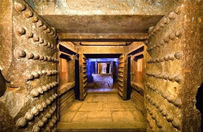 Tuy nhiên, một thứ khiến họ sợ hãi nhất trong quá trình xây dựng lăng mộ đó là "đá mẹ".