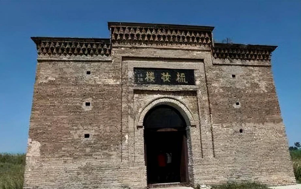 Một số giả thuyết, truyền thuyết cho rằng, tòa nhà có liên quan đến Hốt Tất Liệt và chứa một lối đi bí mật dẫn đến cung điện của ông, có thể ẩn chứa kho báu. Tuy nhiên, cũng có giả thuyết cho rằng nó là "phòng thay xiêm y" dành cho Tiêu Thái hậu, phi tần của Đường Mục Tông Lý Hằng.