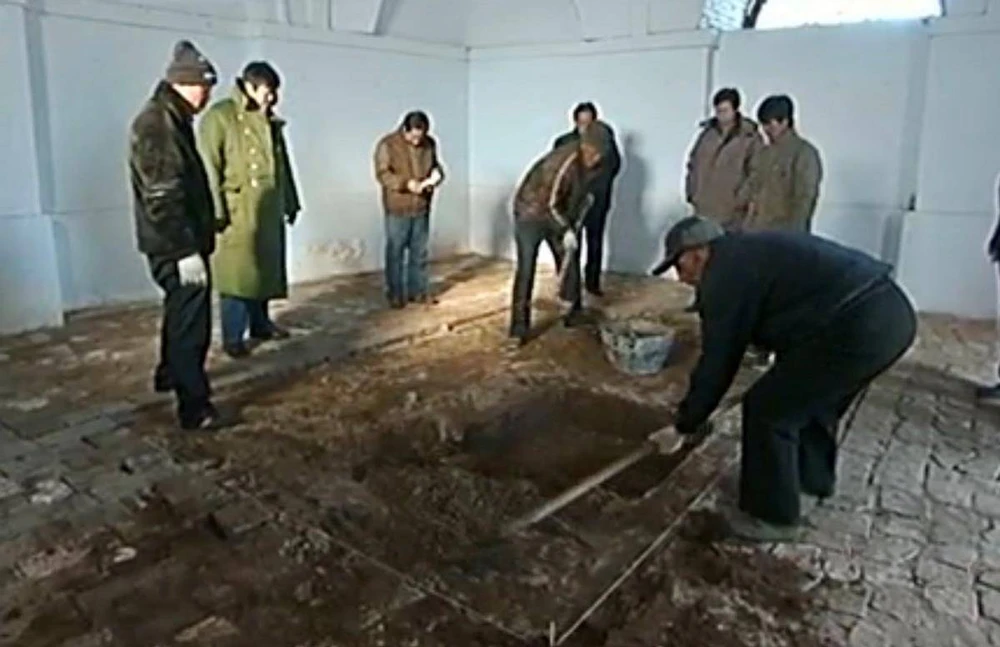 Khi mở rộng khu vực, họ tìm thấy tàn tích của ba tòa nhà tương tự xung quanh. Tuy nhiên, khám phá bị trì hoãn khi họ phát hiện ngôi mộ không xa, đặt ra câu hỏi liệu "phòng thay xiêm y" có phải là một ngôi mộ?