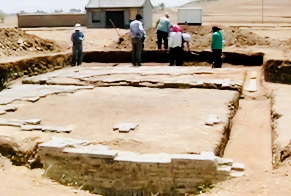 Năm 1999, các nhà khảo cổ đã tiến hành nghiên cứu khảo cổ tại tòa nhà này. Họ phát hiện một hốc dưới phòng được cho là nơi thay đồ của Tiêu Thái hậu và tiến hành khai quật.