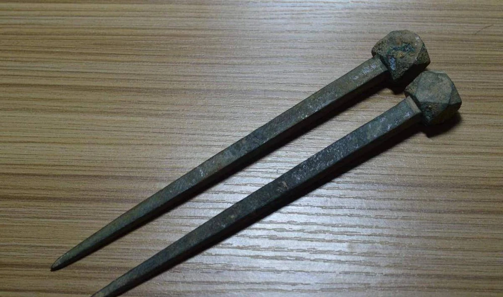 Sau những khám phá từ dân làng, nhóm khảo cổ phát hiện thêm những ngôi mộ gần đó và kết luận rằng "phòng thay xiêm y" có thể cũng là một ngôi mộ. Khám phá đáng chú ý khác bao gồm việc phát hiện đinh quan tài và đồ vật trong lăng mộ, xác nhận rằng đây là sảnh tầng trệt của một lăng mộ.