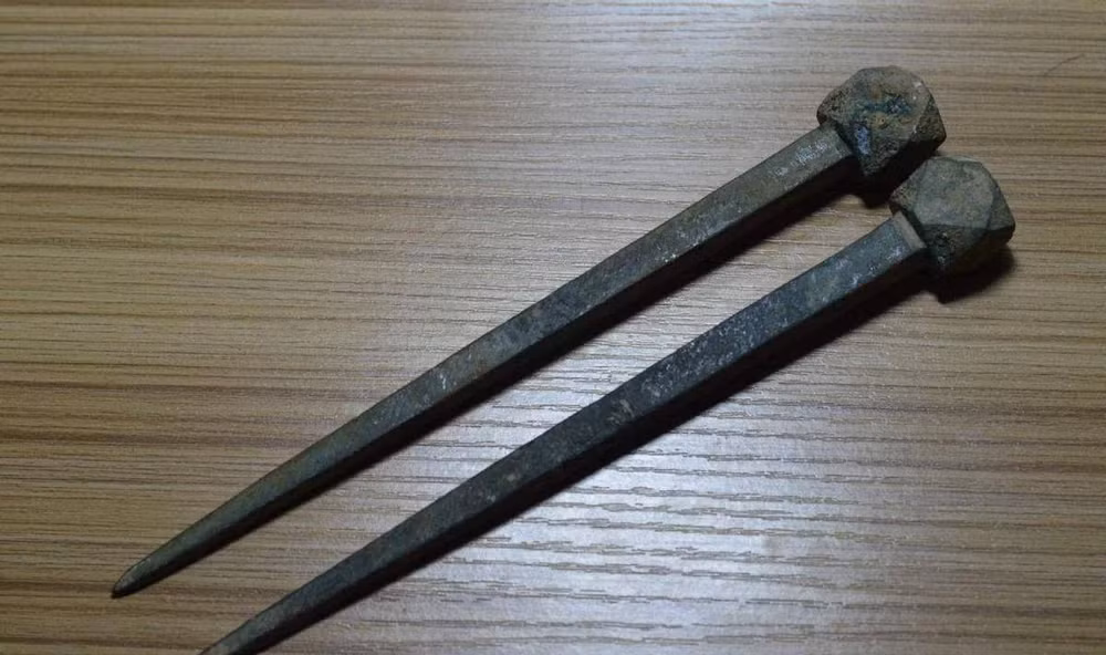 Sau những khám phá từ dân làng, nhóm khảo cổ phát hiện thêm những ngôi mộ gần đó và kết luận rằng "phòng thay xiêm y" có thể cũng là một ngôi mộ. Khám phá đáng chú ý khác bao gồm việc phát hiện đinh quan tài và đồ vật trong lăng mộ, xác nhận rằng đây là sảnh tầng trệt của một lăng mộ.