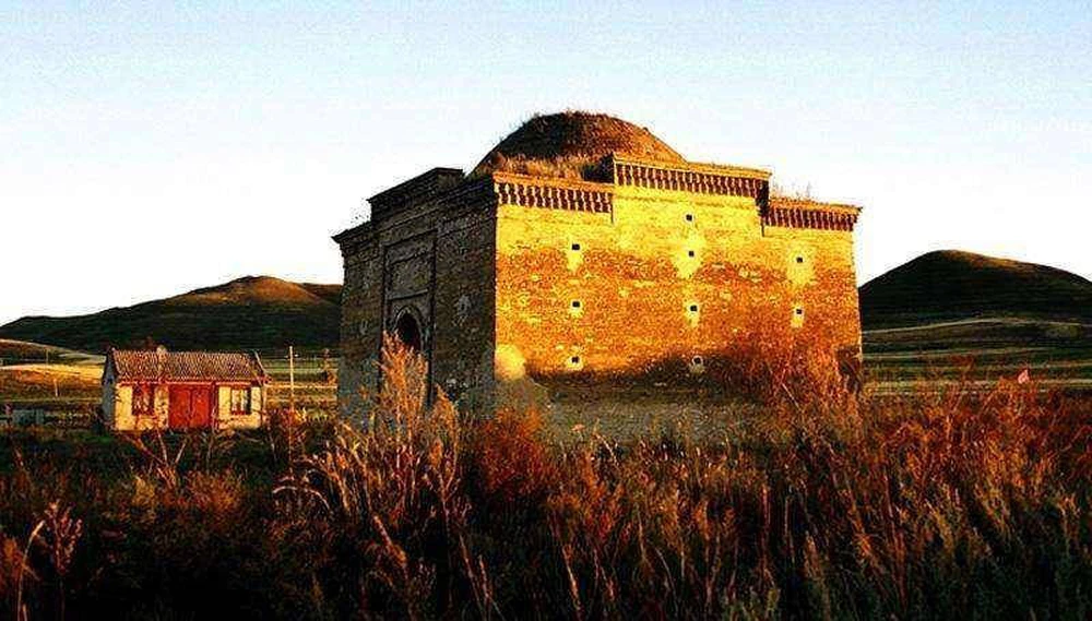 Mặc dù câu hỏi vẫn tồn tại về việc tại sao xây dựng một tòa nhà trên đỉnh một ngôi mộ, công trình cổ kính này đã trở thành biểu tượng của gia tộc Nguyên, thể hiện sức mạnh và kiến trúc của giới quý tộc Mông Cổ thời bấy giờ.