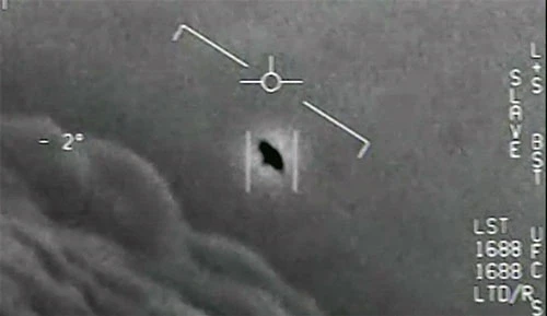 Hadfield không chấp nhận ý kiến rằng UFO có thể được điều khiển bởi người ngoài hành tinh, mà ông mô tả như là suy nghĩ của "kẻ ngớ ngẩn".