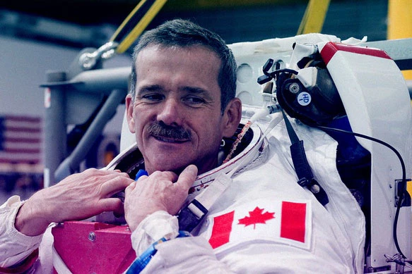 Ông Hadfield, người đã từng là phi công cho Lực lượng Không quân Hoàng gia Canada và Hải quân Mỹ trước khi nghỉ hưu, thể hiện quan điểm của mình về đề tài UFO, mà công chúng đang quan tâm.