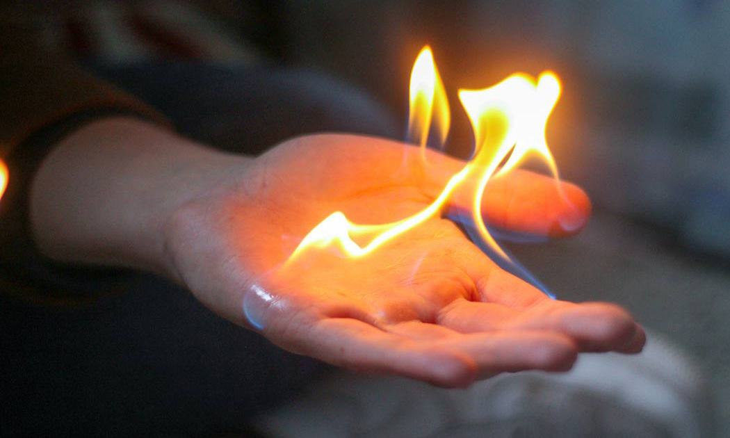 Lịch sử SHC có thể truy vết về văn hóa trung cổ, và có nhiều lý thuyết giải thích như nghiện rượu, mỡ dễ cháy, điện tích tĩnh, và hiện tượng "hiệu ứng nến".